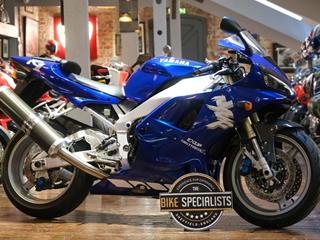 YAMAHA R1 