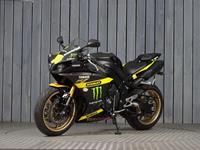 YAMAHA R1