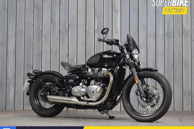 TRIUMPH BONNEVILLE BOBBER BLACK