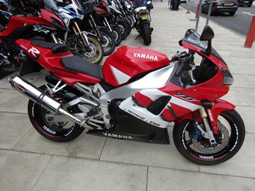 YAMAHA R1