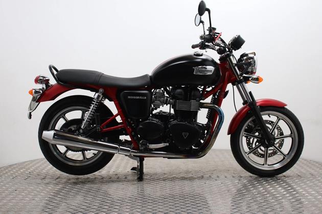 TRIUMPH BONNEVILLE 900