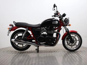 TRIUMPH BONNEVILLE 900