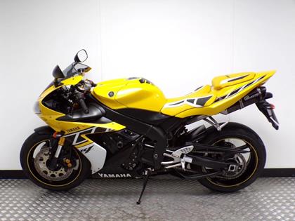 YAMAHA R1