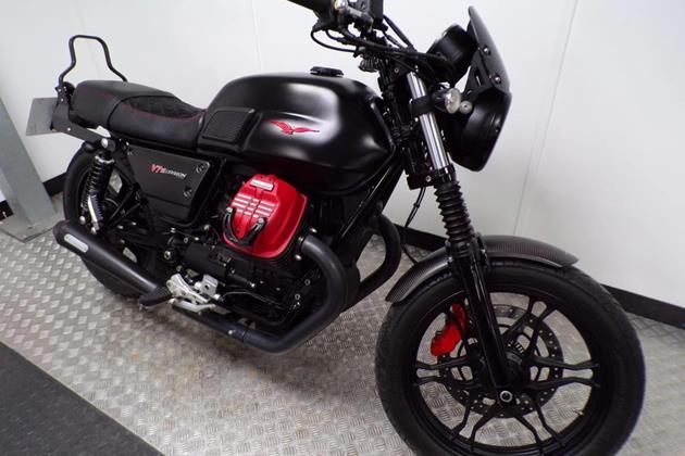 MOTO-GUZZI V7 CARBON