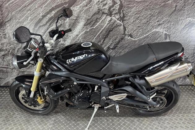 TRIUMPH STREET TRIPLE 675