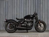 TRIUMPH BONNEVILLE BOBBER BLACK