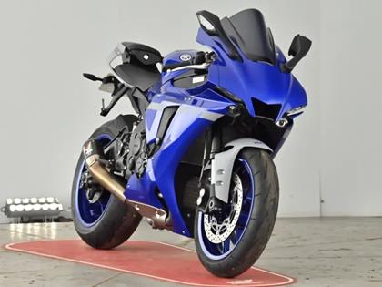 YAMAHA R1