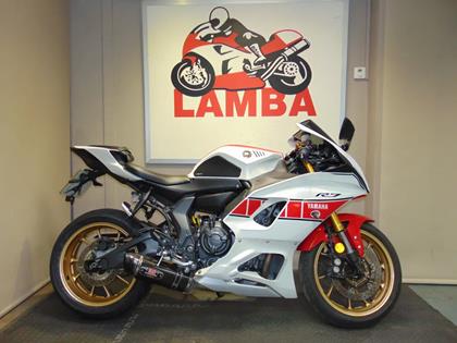 YAMAHA R7