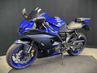 YAMAHA R7