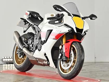 YAMAHA R1