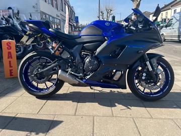 YAMAHA R7