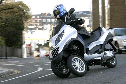 Test ride the Piaggio MP3