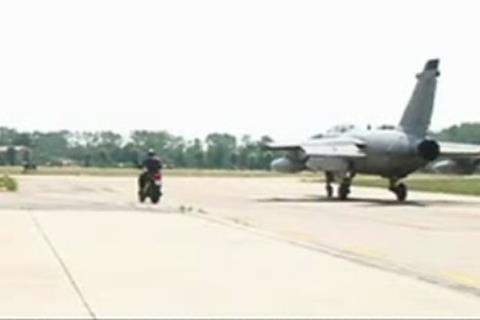 Video: Aprilila Mana auto motorcycle v military jet