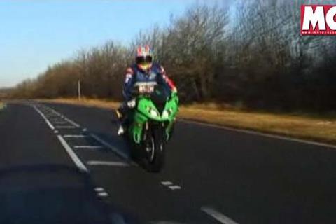 Video: Kawasaki ZX-6R: 2008 v 2009  