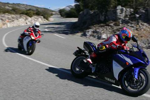 Video: 2009 Yamaha R1 vs Honda Fireblade