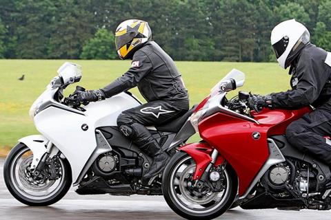 Video: Honda VFR1200F - DCT vs standard