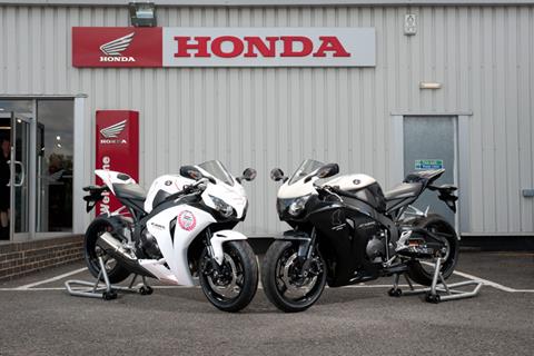 Honda unveils two official TT tribute Fireblades