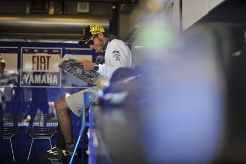 How does Valentino Rossi keep up with the news?