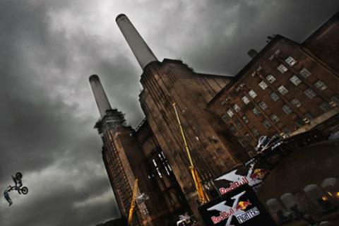 Red Bull X-Fighters battle through rain, mud and crashes in Battersea