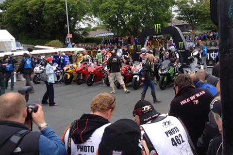 Schwantz and Mamola lap the TT course