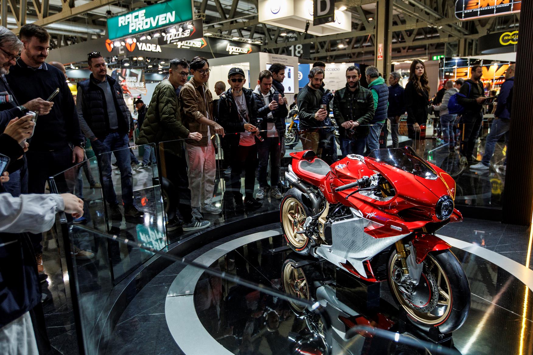 MV Agusta reveals 921 S Concept & Superveloce 1000 Serie Oro - autoX