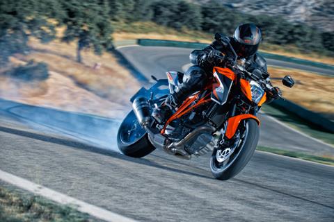 KTM 1290 Super Duke R breaks free