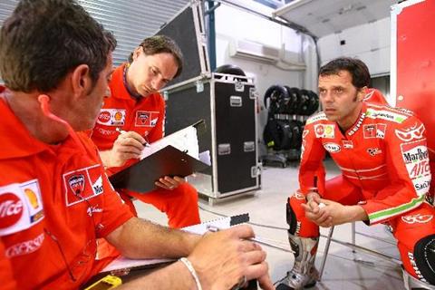 Capirossi crashes in Qatar 