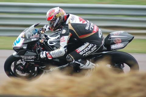 Relentless Suzuki on a charge at Thruxton