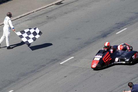 Isle of Man TT: Nick Crowe / Mark Cox win Sidecar Race B