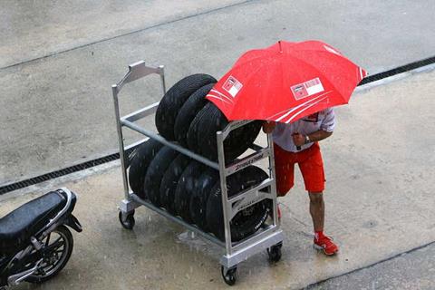 Rain disrupts second day in Valencia