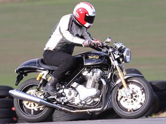 NORTON COMMANDO 961 SE (2009-on) review