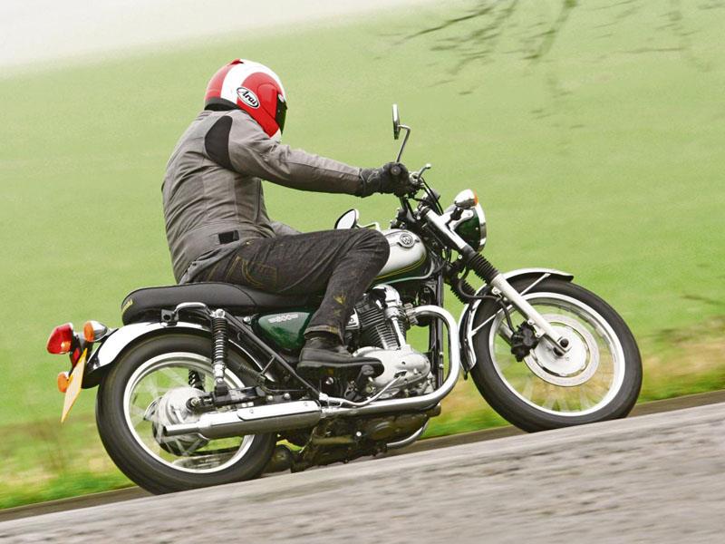 KAWASAKI W800 (2011-on) Review | Speed, Specs & Prices