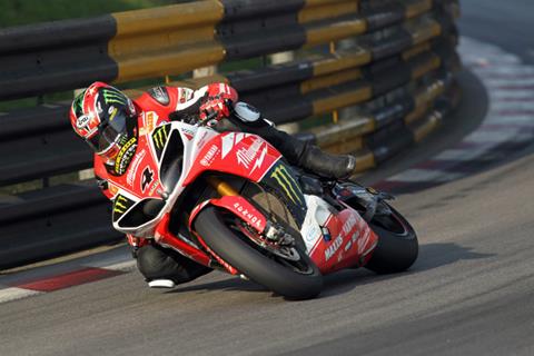 Ian Hutchinson wins Macau Grand Prix