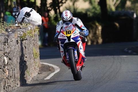 Conor Cummins breaks arm in Southern 100 crash