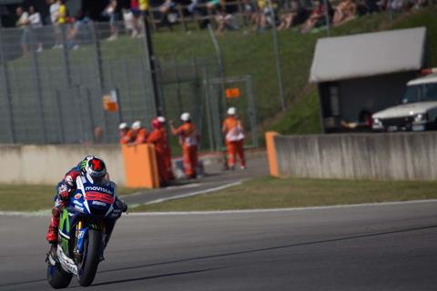 Lorenzo fastest, Dovi crashes