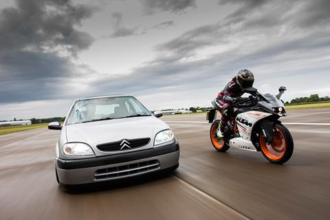 Video: Citroen Saxo vs KTM RC390