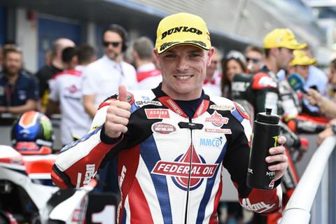 Lowes dominates for Jerez win