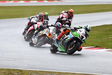 Hickman unable to get to grips with wet weather at Oulton