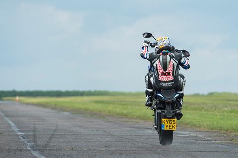 Video: Suzuki GSX-S1000 and Triumph Speed Triple wheelies