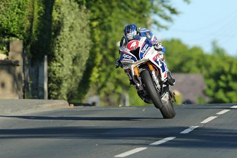 TT 2016: Hutchy doubles up with Superstock victory!