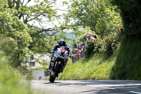 TT 2016: Hutchinson shatters Superstock record