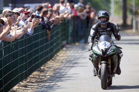 TT 2016: Hutchinson takes Supersport double