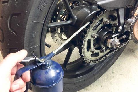 MCN Fleet: Old school lube for Street Twin