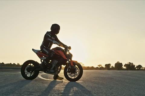 Video: Razor-sharp riding on new KTM 790 Duke prototype