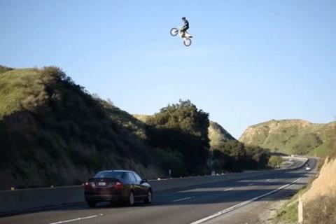 Video: Motorcyclist jumps over open motorway