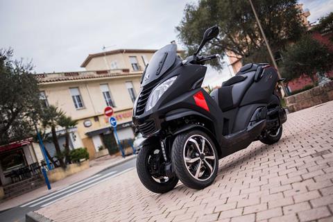 Is the Peugeot Metropolis RX-R 400i better than a bike?