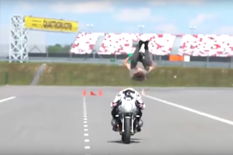 Video: Somersaulting over a BMW R nineT Racer