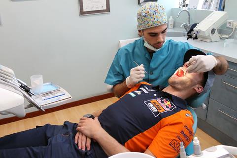 Video: Doctor Oliveira gives teammate Binder a check-up