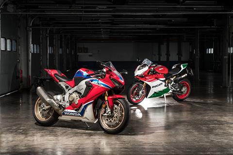 Gallery: Ducati Panigale R Final Edition vs Honda Fireblade SP2