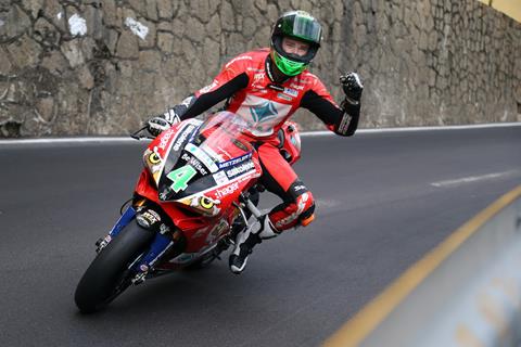 Macau: Irwin takes pole with record pace